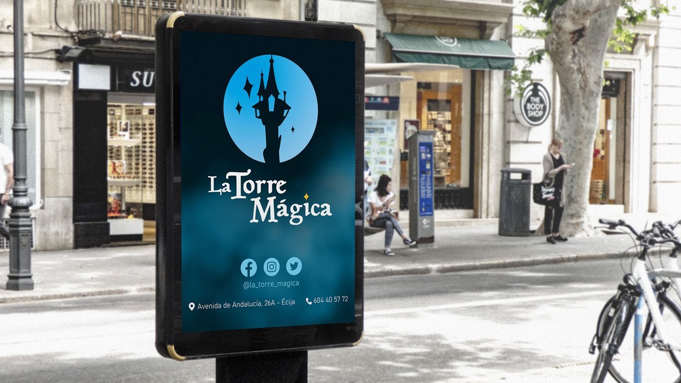 Cartel de La Torre Mágica con su logo en una calle